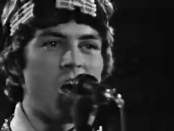 Précieux doc de l'underground brit en plein "flower power de 1967 avec le groupe Episode Six. Deux futures rockstars, une à la basse l'autre à partir de 1'04 qui ne vous échappera pas avec sa gueule d'ange et sa voix puissante. Intense reprise de "Morning Dew de Bonnie Dobson "