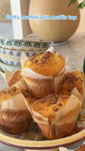 Jumbo muffins with iconic muffin top