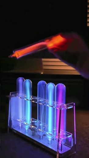 سحر الغازات النبيلة: كيف تضيء عناصر الكيمياء؟ ✨🧪