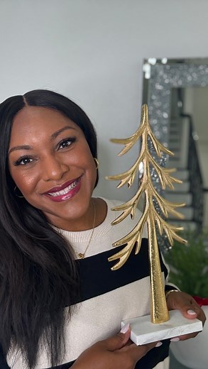 ✨🎄 It’s officially that time of year! I just finished decorating my foyer table for Christmas, and I’m loving how warm and festive it feels the moment you walk in the door. From the twinkling lights to the gold accents, every little detail sets the tone for the holiday season. ✨ I had so much fun bringing this space to life — it’s the first thing guests see when they visit, so I wanted it to feel extra special! ❤️ Tell me below — when do you usually start decorating for Christmas? Are you team