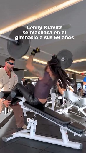 12K views · 119 reactions | A sus 59 años, Lenny Kravitz se machaca en el gimnasio para seguir en forma, eso sí, como buen rockero va con su pantalón de cuero, gafas de sol y camisa de rejilla sin perder su esencia ( @lennykravitz) | Kiss FM | Facebook