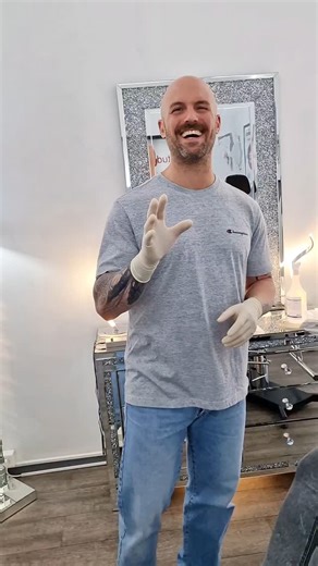 Was wird dein nächstes Piercing ⁉️ Melanie ist schon jahrelang Kundin & hat sich einiges stechen lassen 💉 Heute gibt es das Dahlia Piercing. Steriles Arbeiten liegt uns am Herzen ❤️ Spaß bei der Arbeit natürlich auch 😉 Du möchtest dich piercen lassen, dann bist du bei uns genau richtig. Dich erwartet eine riesige Auswahl an Premium Piercing-Schmuck, inklusive Beratung & Wechselservice. Wir freuen uns auf dich ❤️ ➡️𝗦𝘁𝗮𝗻𝗱𝗮𝗿𝗱 𝗣𝗶𝗲𝗿𝗰𝗶𝗻𝗴'𝘀 sind 𝘀𝗽𝗼𝗻𝘁𝗮𝗻 & 𝗼𝗵𝗻𝗲 𝗧𝗲𝗿𝗺𝗶𝗻