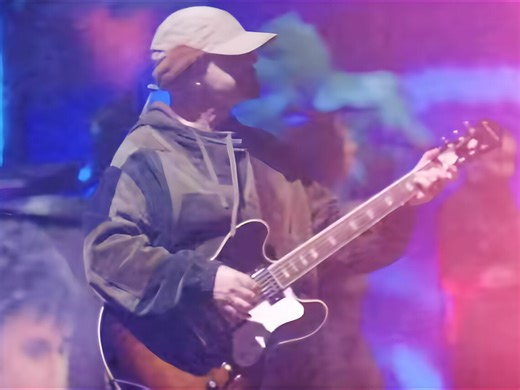 Bonehead leaves Oasis tour for cancer treatment