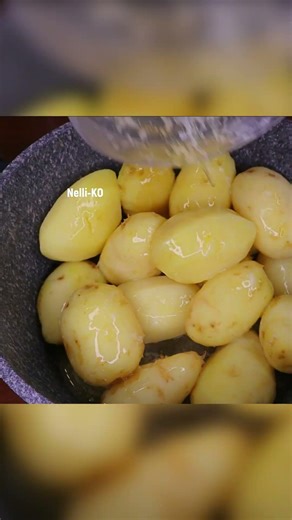 Молодой картофель с укропом