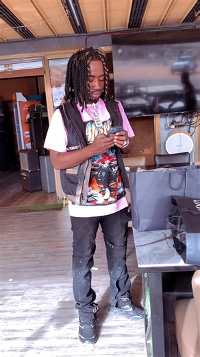 Aujourd’hui marque une nouvelle étape dans mon parcours. 🙏🏾 Je suis désormais promoteur culturel avec l’association Pissy Vibes. Notre mission est de valoriser les talents et la culture de notre quartier et de notre pays. Nous lançons donc notre tout premier événement : Festival Faso Yilgmdé, qui aura lieu au mois de juin à Pissy, à quelques mètres du marché. 🎤🎶 Ce festival sera un espace de culture, de jeunesse, de talents et de partage. Je compte sur votre soutien, vos conseils et votre pr