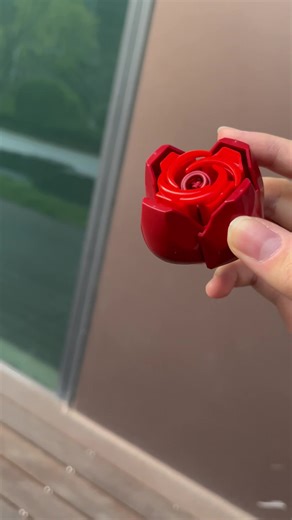 This rose revolver build has so many tiny details—petals, thorny vines, even the curves of the silver barrel look so good.#building #block #gift #BlockBuilding #holidayhaul