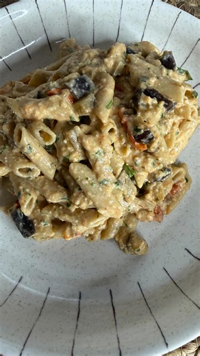 Pasta cremosa con berenjena tomates cherry y crema de albahaca Ingredientes: 1 berenjena @disfrutaverdura Tomates cherry @disfrutaverdura Aove @vianoleo Hiervas provenzales @especiasceltigos Pasta integral Crema albahaca: Hija os de albahaca 1 cucharada queso crema Sal Aove @vianoleo Agua fría #recetasdeliciosas #recetassencillas #pastapasta #recetasquenofallan #recetasquefuncionan | Las Recetas de Nata