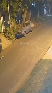 📹 Robo de auto en Paraná . Un vecino compartió un video donde se observa cómo un auto Renault 12 es robado en plena calle Roque Sáenz Peña. 💻 Lee más sobre la denuncia y el caso en www.elonce.com 🔗 Link en bio 📲 El #Whatsapp del #Once 343 505 4874 #RoboDeAuto #Paraná #Inseguridad #RoboEnLaCalle #ElOnce | Elonce.com