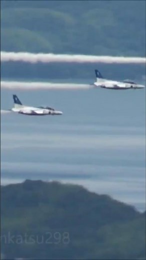 ブルーインパルスが周防灘をバックに飛ぶ印象的な光景 防府北基地航空祭 山から見下ろしたブルーインパルス
