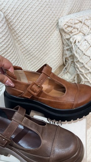 ✨ Sabe aquele momento em que você se olha no espelho e pensa “uau”? ✨ É isso que queremos que você sinta com cada nova escolha da nossa coleção. Modelos que unem conforto, elegância e estilo em cada detalhe, porque o que é feito com propósito, se destaca! 💖 👠 Escolha o seu par favorito e viva essa experiência de se apaixonar de novo por calçados! | Bruna Lima Shoes