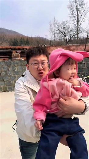 Dodge Mom's Surprise Attack - Master the Escape Strategy