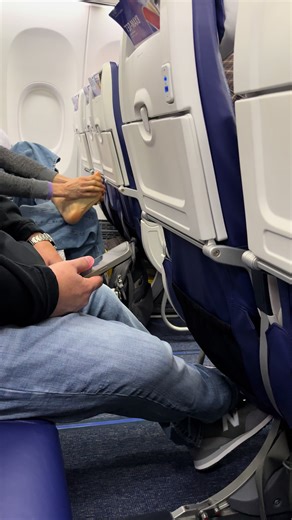 This woman took “make yourself at home” WAY too far. Bare feet rubbing on the wall… then touching the seats, tray table, EVERYTHING. On a full Southwest flight. I can’t unsee it. Public service announcement: keep your feet to yourself. #s#southwestairlinesa#airplanetiktokt#travelwtff#feetontheplanep#publicetiquette