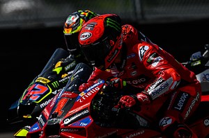 Ducati pinta MotoGP de vermelho no dia 1 na Itália. Rivais têm lampejos de competitividade