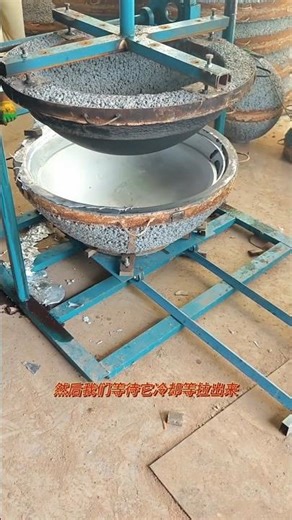 An ancient Chinese process for casting aluminum pots using hard mold pressure.