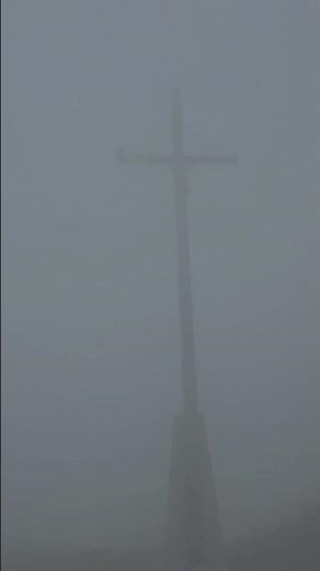 La croix jailli du brouillard, vu depuis la jetée en bois à Courseulles sur Mer. Mystère...