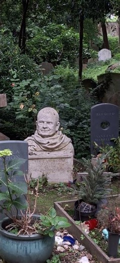 Ian Holm’s Grave. Bilbo Baggins from Lord of the Rings and Ash in Alien.