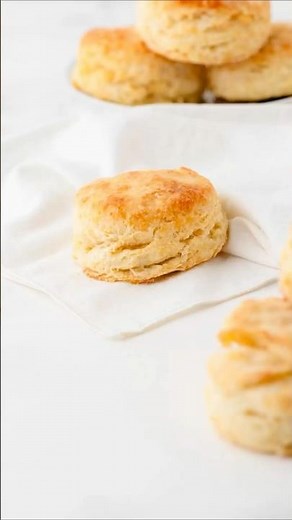 Easy Fluffy Baking Powder Biscuits! Recipe on the blog today! #biscuits #cookingathome