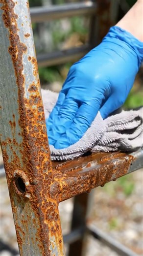 Rust Removal Spray on Ladder Step Partial Cleaning #Shorts
