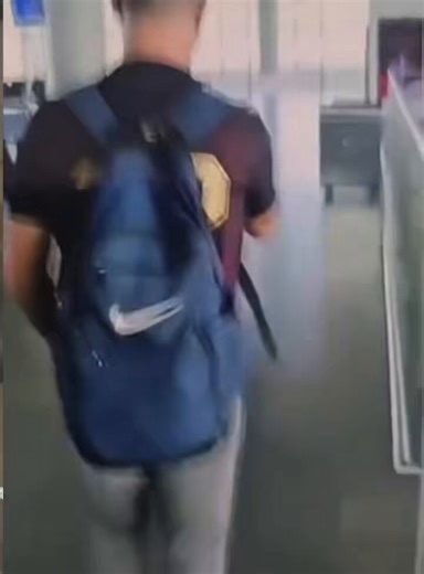 Como así que un hincha del equipo de la gente high de Cali hacen este tipo de cosas????? De no creer.Y los gamines del rojo comportándose como debe ser en un espacio de esos.