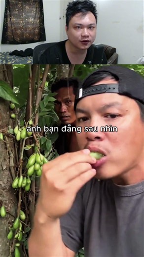 hai anh chàng này được thưởng thức 1 thứ quả rừng rất ngọt
