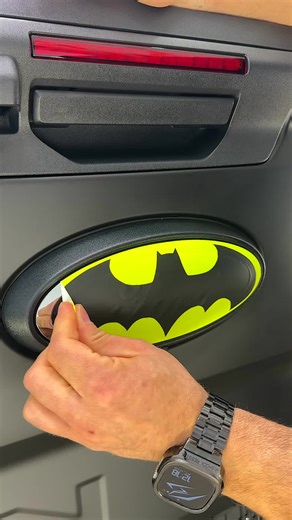 Emblem Dechrome DIY: Ranger Raptor Shadow ⚫🌑 A dechromed emblem melts into the Ranger Raptor body with stealthy intent. Matte darkness removes visual noise and sharpens attitude. Less shine, more presence. Is chrome officially outdated? 💭 #FordRangerRaptor #ChromeDelete #EmblemWrap #StealthStyle #VisualTone