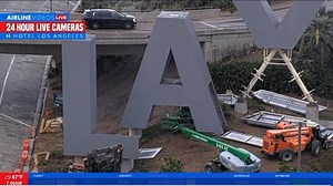 🔴 L’emblématique panneau LAX de l’aéroport de Los Angeles est en train d’être retiré. ▫️Il devrait faire son retour, dans un autre endroit, en raison du réaménagement & de la modernisation de l’aéroport. | Air Plus News