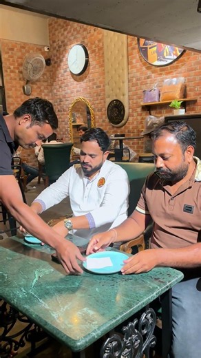 जे प्लेट मध्ये येईल ते गपचूप खायचं!😅 #hotelshauryawada