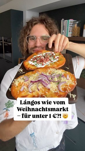 Lángos gehört definitiv zu den Favoriten auf jedem Weihnachtsmarkt – und mit dem Rezept von unserem Food-Editor Nick kannst du dir ungarische Teigspezialität mit den typisch saftigen, öligen Aromen ganz einfach (und vieeeel günstiger mit ca. 1 € pro Portion) nach Hause holen! 🧄 Zutaten für 4 Portionen: - 300 g Mehl - 1¼ TL Trockenbackhefe - 1¼ TL Zucker - 1¼ TL Salz - 236 ml Milch - 8 EL Pflanzenöl - 3 EL Butter - 5 Knoblauchzehen - 8 EL saure Sahne - 100 g geriebener Mozzarellakäse - 80 g Schi