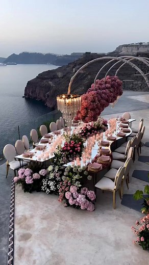 A romantic dinner setup 😍 🎥 @juliaandevita #modernwedding #weddingdesign #weddingplanner #luxurywedding #weddinginspiration #destinationwedding | ModernWedding