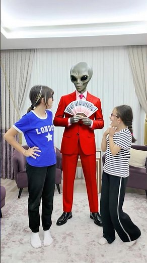 Alien Gave Elif and Zeynep SCHOOL MONEY! 😱🤣👻🌈✅👽❤️💚💜