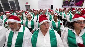 El Coro Las Mercedes Adult Day Care en el evento "Navidad en Familia" deseándoles a todos Felices Fiestas! | Las Mercedes Medical Centers