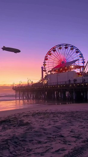The perfect way to wind down for the weekend. #losangeles sunsets 🌅 🎥: @angel_kapturest7 on IG #discoverLA #MagicHour #visitca #visitla #LA #sunset #beach #ocean #tourism