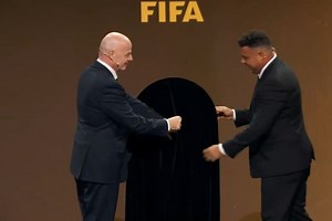 Así es el trofeo del Mundial de Clubes: escondía un secreto que sorprendió en vivo a Ronaldo