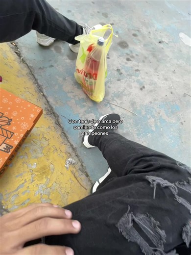 Con Tenis de Marca y Comiendo como Campeones