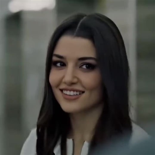 Cute Looks of Hande Erçel: A Stunning Showcase
