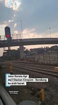 Jalur Kereta Api dari stasiun Ciroyom Bandung ke arah barat atau ke arah Jakarta.