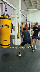 Le sac de frappe, c’est du shadow boxing… - - Si tu as du mal à t’exprimer sur le sac de frappe. Que tu ne trouves plus d’inspiration. Que tes enchaînements tournent en boucle. Et que tes rounds te semblent stériles… Sache une chose : le sac, c’est du shadow-boxing avec un objet devant toi. Quand tu le vois comme ça, tout change. C’est ce que je dis à mes élèves. Car le jour où tu prendras un vrai coup au front, ce ne sera plus toi qui combattras. Ce seront tes automatismes. Et si ton entraîneme