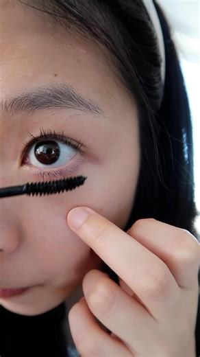 BuzzFeed producer Vicky (@miss_qi_vous) puts five mascaras to the test to see which works best for her stick-straight Asian lashes. | BuzzFeed