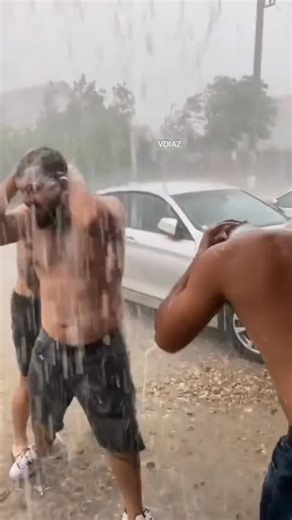 Y cuando llueve pues hay quien lo disfruta así 🤣🤣⚡☔🌪️ | Vicente Diaz Nogueras