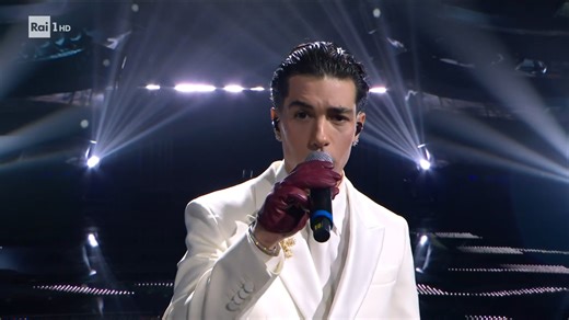 🎤 Tony Effe 🎧 "Damme 'na mano" L’esibizione integrale è su RaiPlay In audio su RaiPlay Sound #Sanremo2025 | Festival di Sanremo