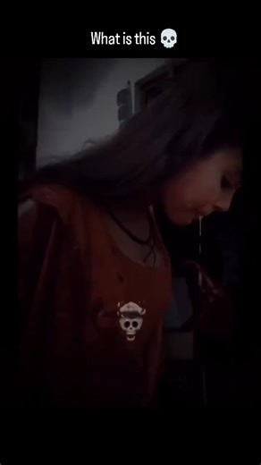 Random clicks on Instagram: "日本利用压电瓷砖将脚步转化为电能。这些瓷砖捕捉来自你脚步的动能。当你行走时,你的重量和动作会对瓷砖产生压力。瓷砖会轻微弯曲,从而产生机械应力。瓷砖内部的压电材料将这种应力转化为电能。每一步都会产生少量电荷,而数百万步结合在一起就能产生足够的电力来驱动LED灯、数字显示屏和传感器。在像涩谷车站这样繁忙的地方,每天大约有240 万个脚步为这一系统作出贡献。这些电能可以被储存或立即使用,从而减少对传统电力来源的依赖,并支持可持续的城市基础设施。这种方法将日常运动转化为实用的可再生能源#日本#知识]识#事实#你知道吗 # 推荐科技创新历史技术实验热门"