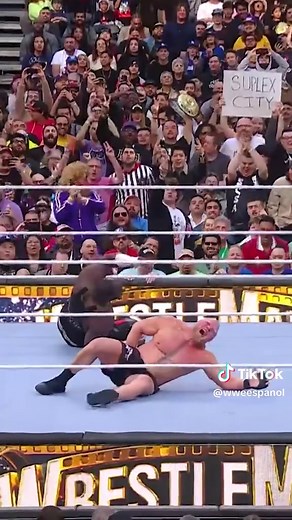Brock Lesnar conquistó a el Gigante Omos en #WrestleMania 39 con su gran poder 😤
