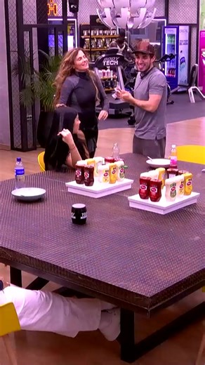 ¡La voz de la experiencia! 👏🏼 Aura Cristina Geithner enseñó su poder actoral a Valentino Lázaro 🎭 en La casa de los famosos Colombia. 🔥 ¿Qué tal? #lacasadelosfamososcol3