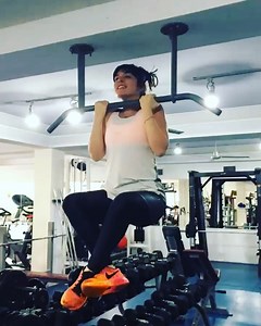 ezgi mola | Hayata tutunmaya çalışırken ben🙅🏼 @muradthecraftsmen | Instagram