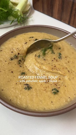 Roasted Fennel Soup with potatoes, apple, onion, and thyme. This one is packed with so many nourishing fall flavours 🤎 FULL RECIPE is on the blog, link in bio! #soup #fennelsoup #fallsoup