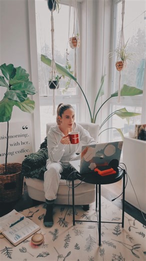 kalyn nicholson 🌞 on Instagram: "a tiny Dec ritual from the newest Christmassy vlog ✨ watch it on YouTube! Also if you have any other good Christmas coffee drink ideas/recipes, lets hear them ♥️"