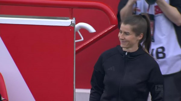 🇩🇪 Marie-Louise Eta debutó como DT de Unión Berlin.Esto marca un hito histórico, ya que se acaba de convertir en la PRIMERA MUJER en la historia en dirigir un equipo en Europa.