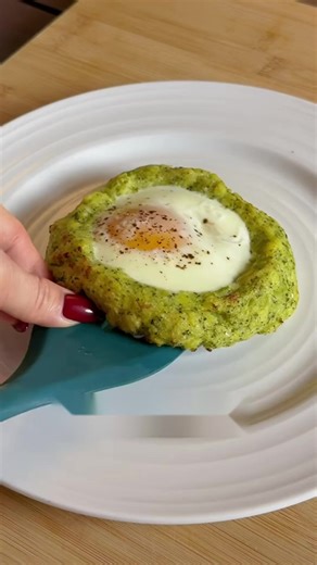 ¡La única manera en que querrás comer tus verduras de ahora en adelante! Este nido de huevo de papa y brócoli es el truco definitivo para el desayuno. | Chefclub México