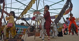 Thousands join Egypt's longest Iftar table