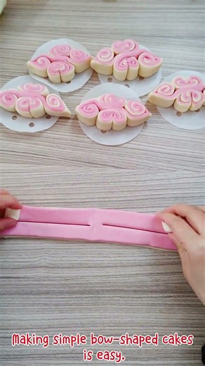 Making simple bow-shaped cakes is easy